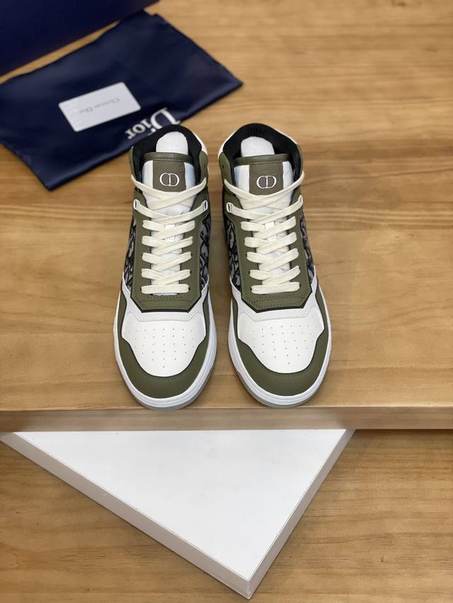 售 价: 商品商标：Dior* 迪奥* 高帮休闲鞋 正码码数: 38-44 可订做45.46 商品材料：鞋面进口牛皮拼接原版布料，透气内里，原版大底。 编 号：